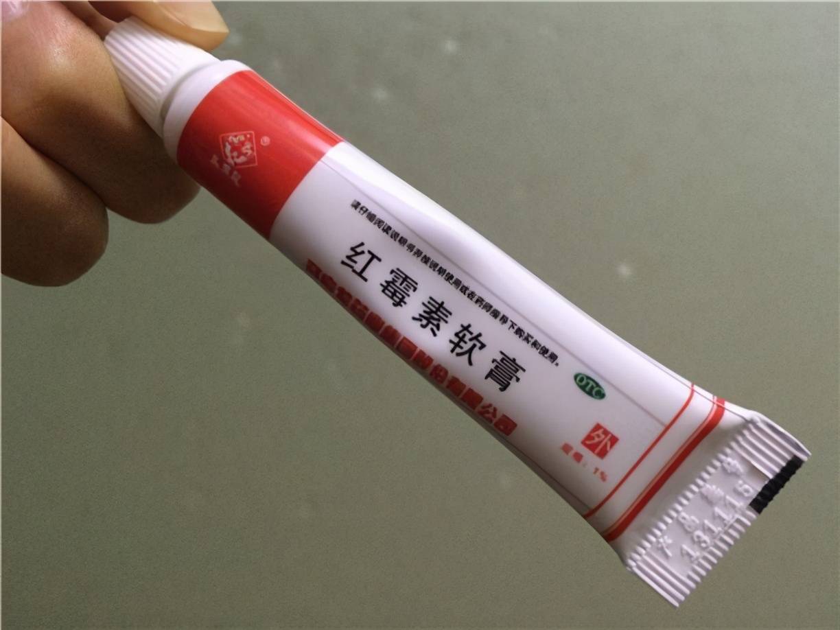 皮肤擦伤怎样处置(皮肤擦伤用红霉素软膏)