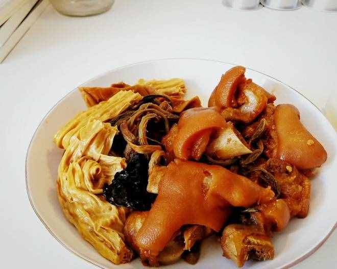 五香卤猪蹄（五香卤猪蹄，好吃到爆）