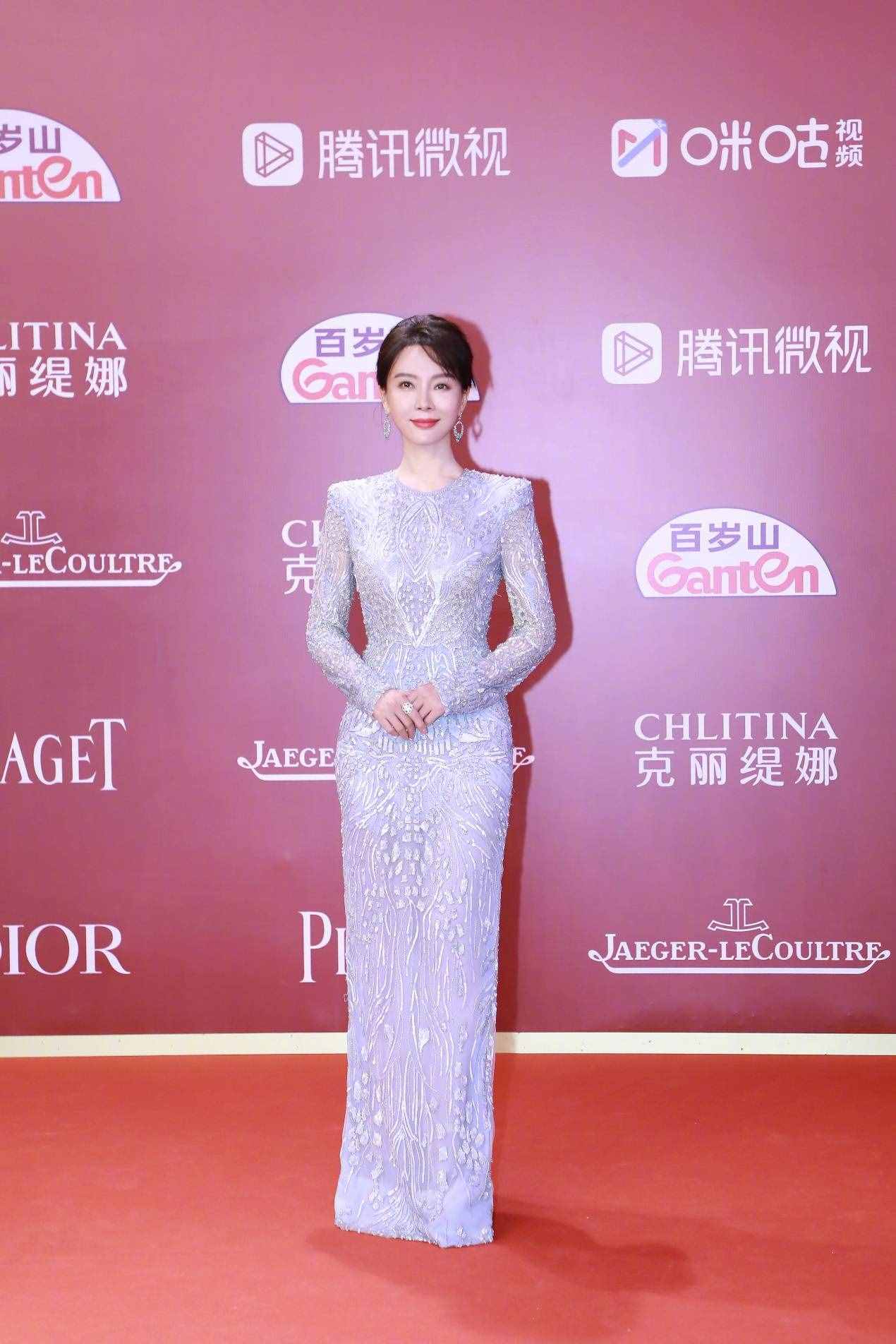 中年美男（中年女星红毯外型看点足）