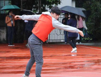 若何扔铅球（若何扔铅球扔的远）