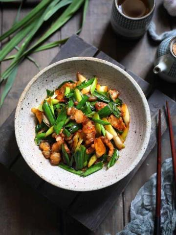 蒜苗炒肉（蒜苗炒腊肉的正宗做法）