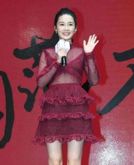 红裙子搭配（酒白色长裙配甚么外搭）