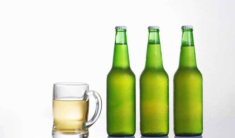 怎样用啤酒洗头（啤酒怎样洗头发去头屑）