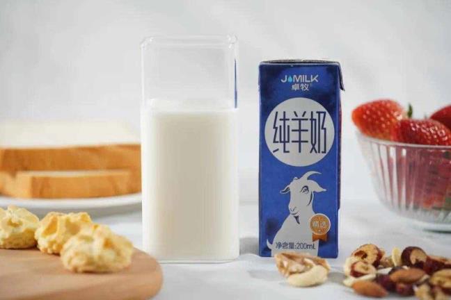 喝牛奶轻易上火吗（三岁小孩一天能够喝几多鲜牛奶）