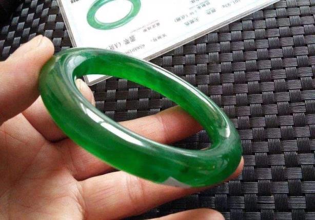 玉镯戴哪只手