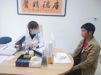 汉子为甚么长痘痘(男孩子长痘痘的首要缘由)