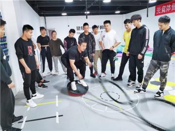 健身黉舍哪一个好(学健身锻练那好)