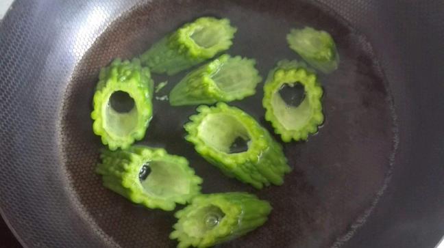 苦瓜先腌制仍是先焯水