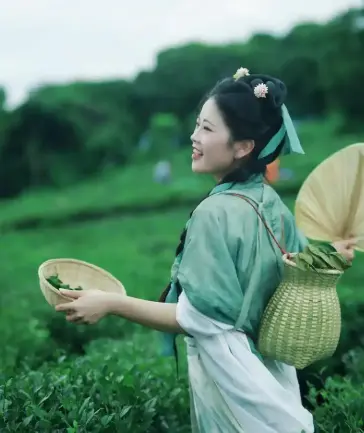 上海人民公园相亲角真实内幕！替儿女找对象现在到底靠不靠谱？😱